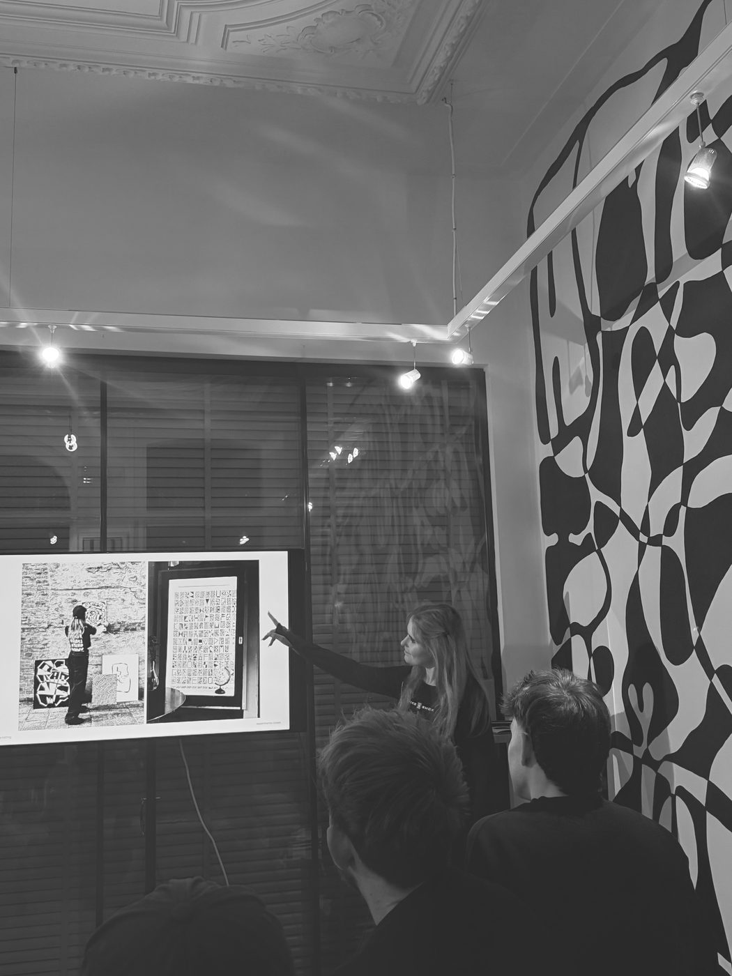 Laura Ketting presenting her work on a screen to an audience